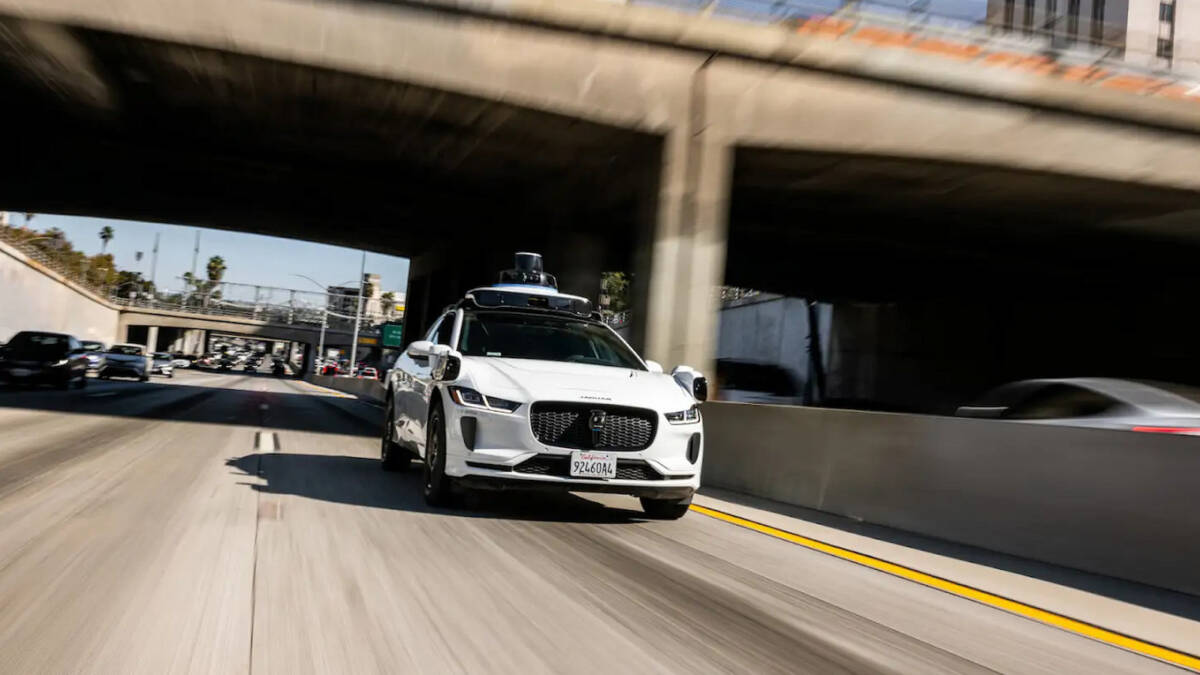Роботакси Waymo на скоростном шоссе движется
