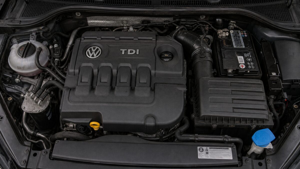 Volkswagen уберёт дизель 2.0 TDI с нового T-Roc, а следом может и с Golf 1 Двигатель Volkswagen TDI на моторном отсеке автомобиля T-Roc