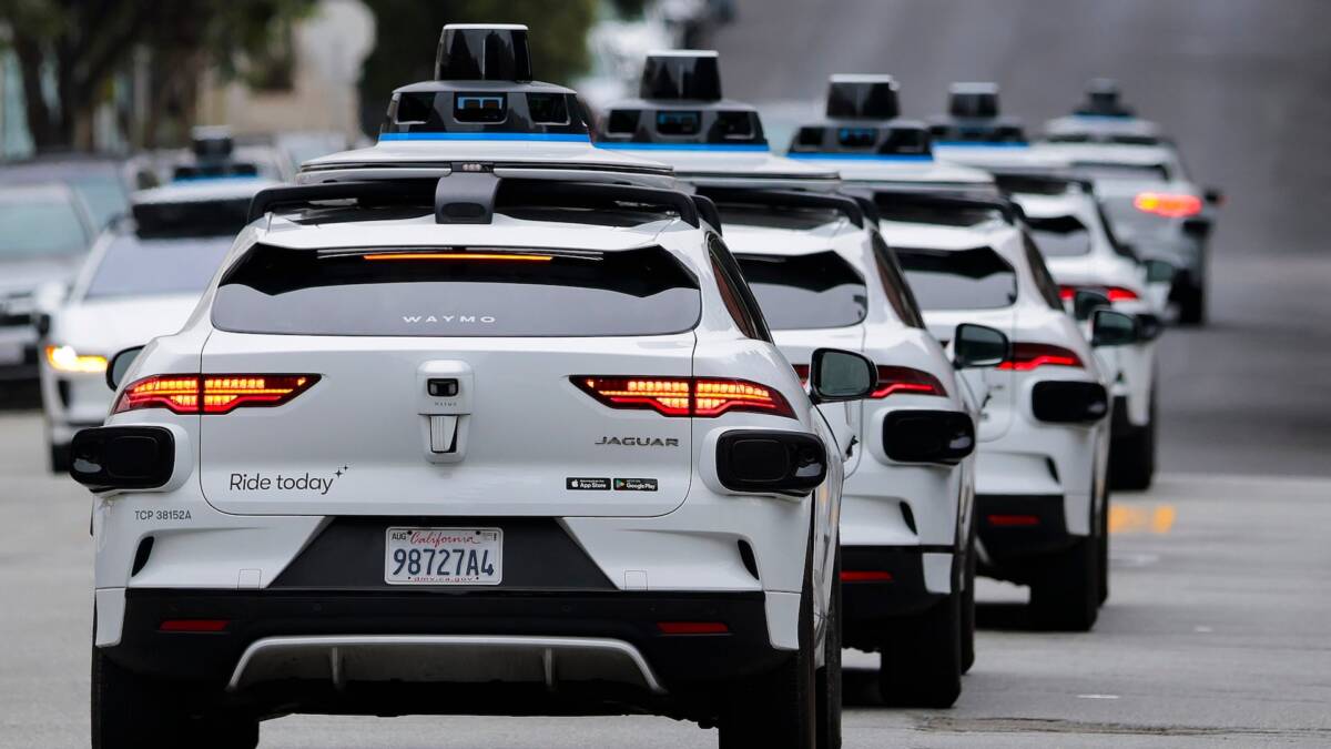 Waymo сдала полиции подростков с Orbeez-автоматами и остановила роботакси на ходу 1 Автомобили Waymo с роботизированными системами движения