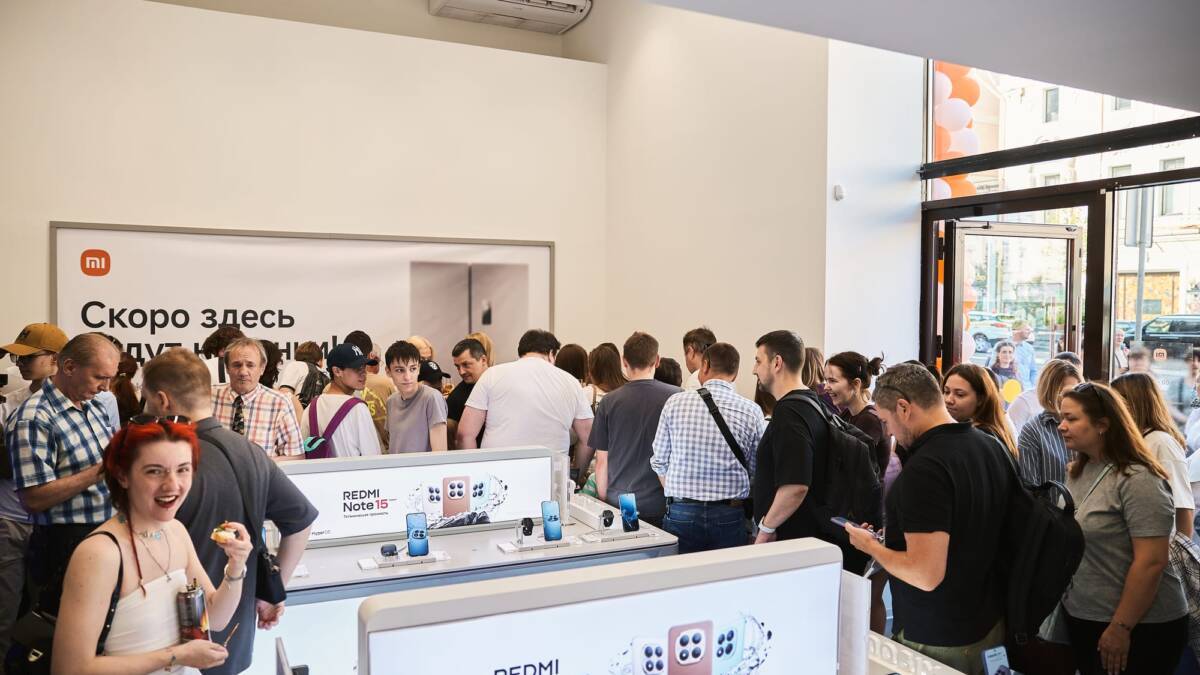 Xiaomi открыла флагманский магазин на Тверской в Москве 11 Толпа в магазине Xiaomi Redmi Note 15 Moscow