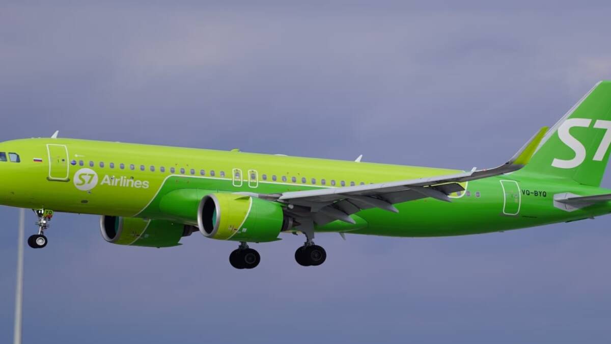 самолет S7 Airlines в зеленой окраске во время полета