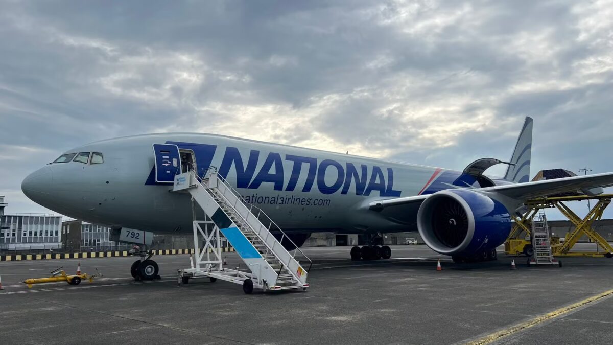 Самолет Boeing 777F на взлетной полосе название рекорд для грузовой авиации