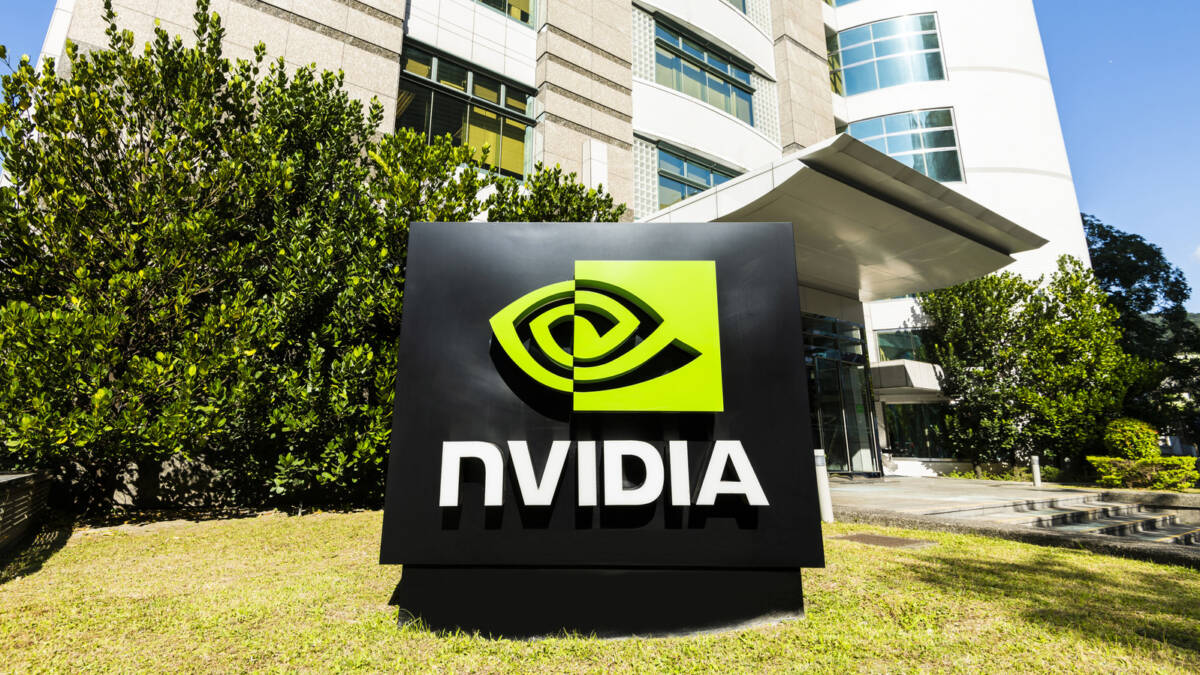 Знак NVIDIA на лацкане офисного здания. NVIDIA logo на табличке у входа