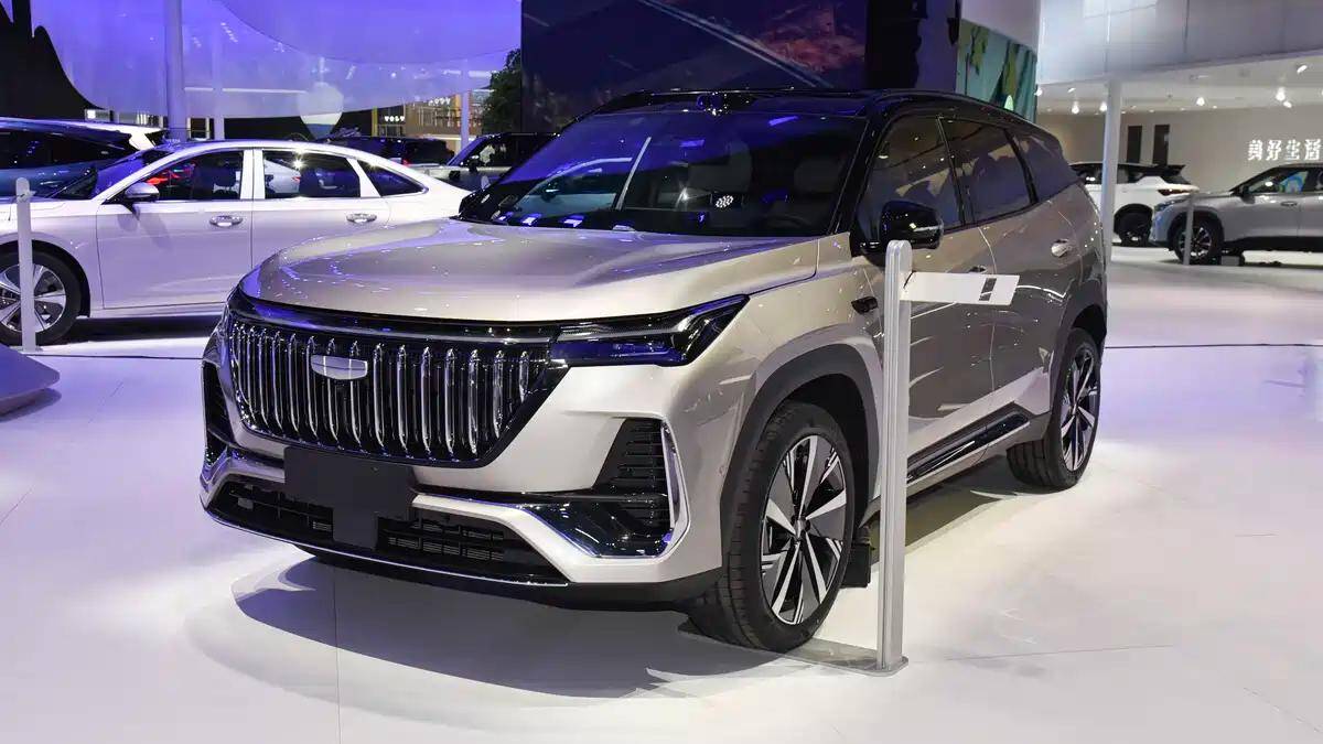 Geely Atlas i-HEV получил 313 л.с. и лидар на крыше 1 Кроссовер Geely Atlas i-HEV в выставочном центре