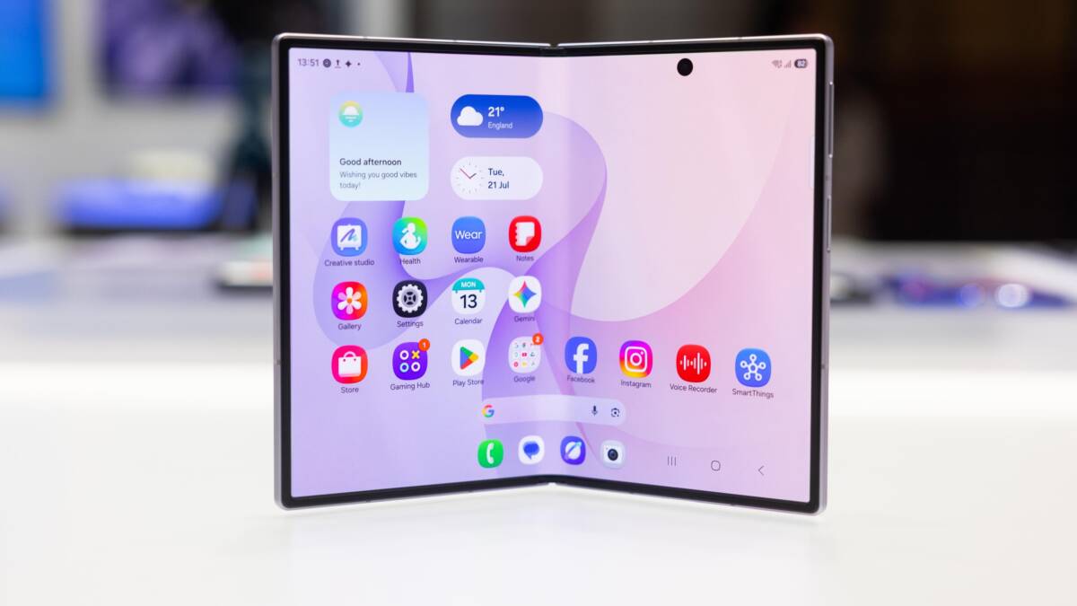 Складной смартфон Samsung Galaxy Fold с открытым дисплеем