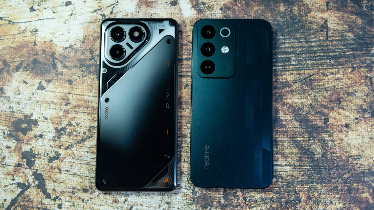 realme P4 против Tecno Pova 7 Neo: битва двух «народных» смартфонов 145 Смартфоны realme P4 и Tecno Pova 7 Neo на деревянной поверхности