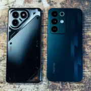 Смартфоны realme P4 и Tecno Pova 7 Neo на деревянной поверхности