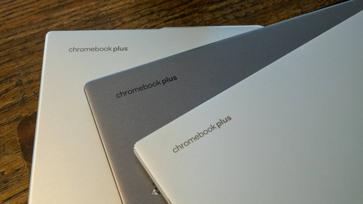 Корпус Chromebook plus на упаковке и устройство сверху