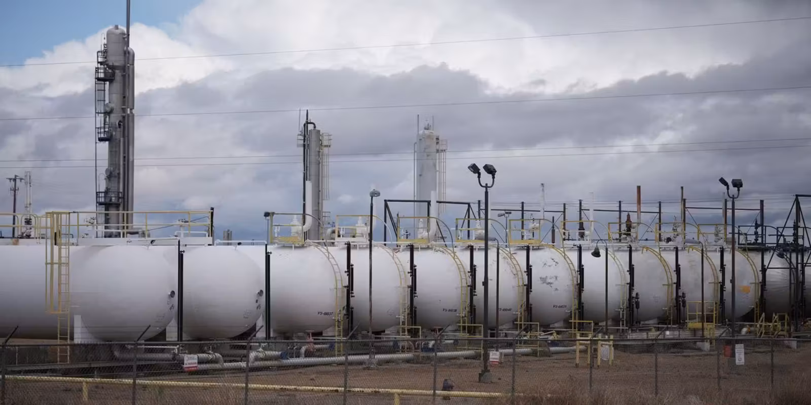 белые резервуары для хранения нефти или газа, оборудование для нефтепереработки Китай уводит дата-центры в сельскую местность ради ИИ