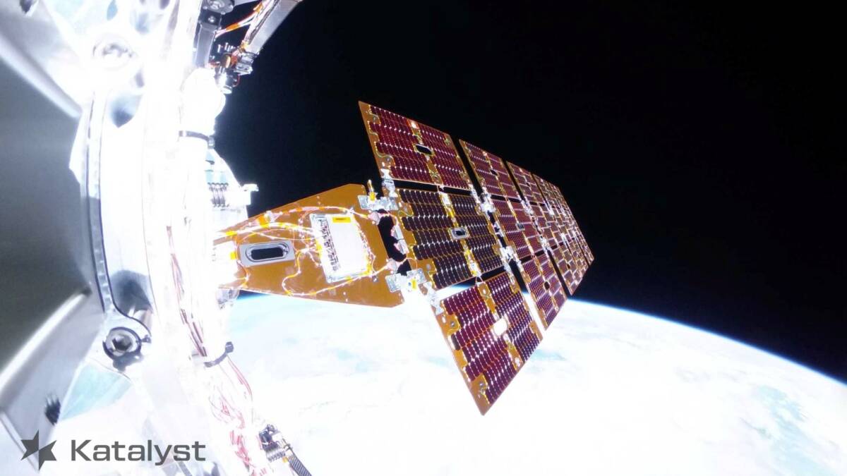 Космический аппарат с солнечными батареями от NASA аппарат Swift в космосе