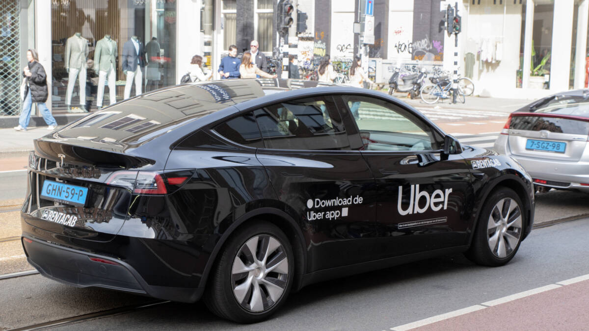 Автомобиль Uber с рекламой скачать Uber app
