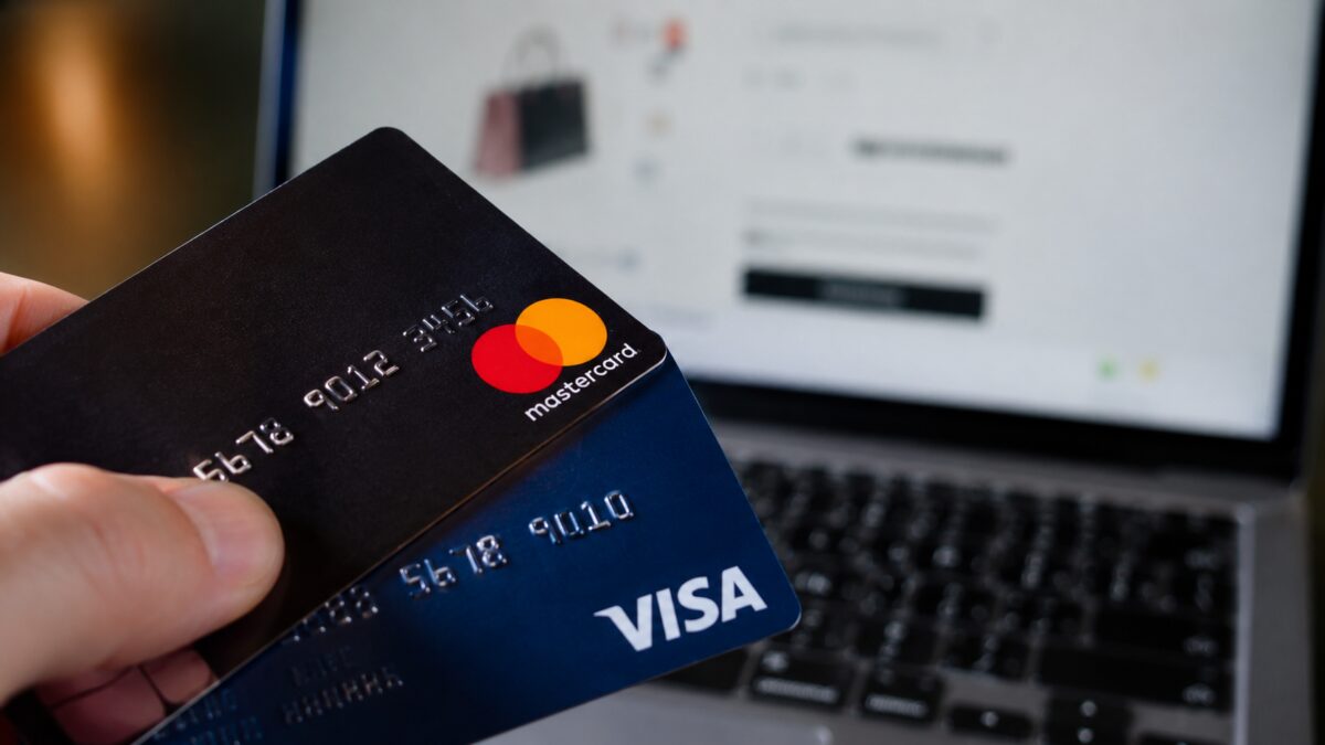 Кредитная карта Mastercard и Visa и ноутбук