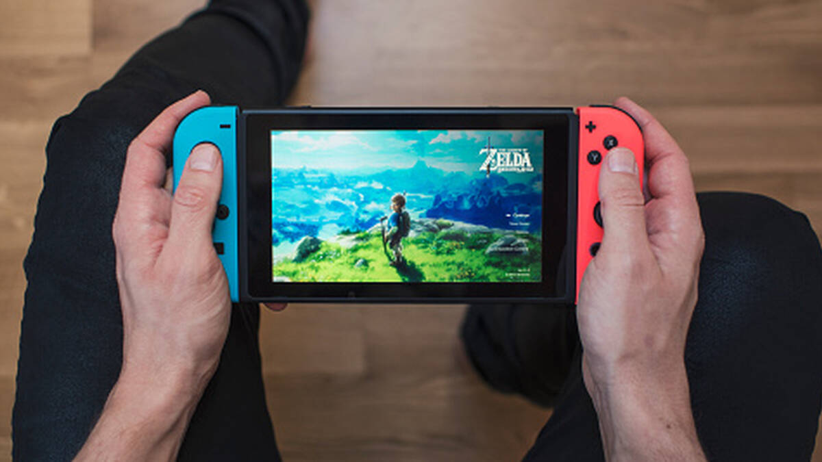 Оригинальная Nintendo Switch останется рабочей после конца продаж в Европе 1 Геймпад Nintendo Switch с экраном, показывающий игру The Legend of Zelda