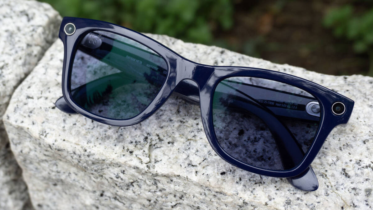 Очки Meta Ray-Ban лежат на камне крупным планом