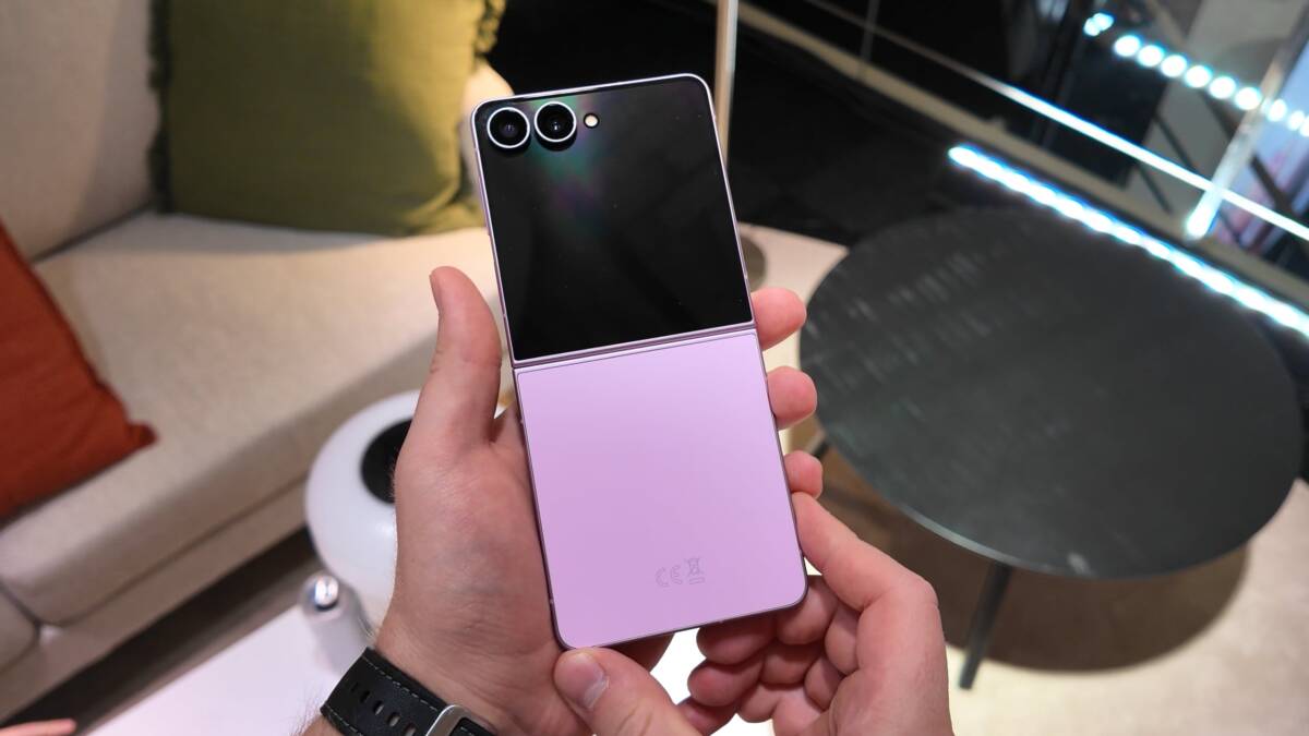 Смартфон Samsung Galaxy Flip 4 в руке