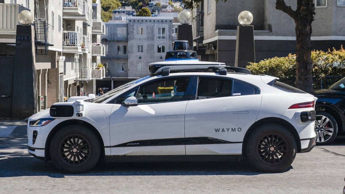 Waymo начнёт тесты в Мюнхене и планирует коммерческий запуск к концу 2027 года 1 Автомобиль Waymo на улице в городе