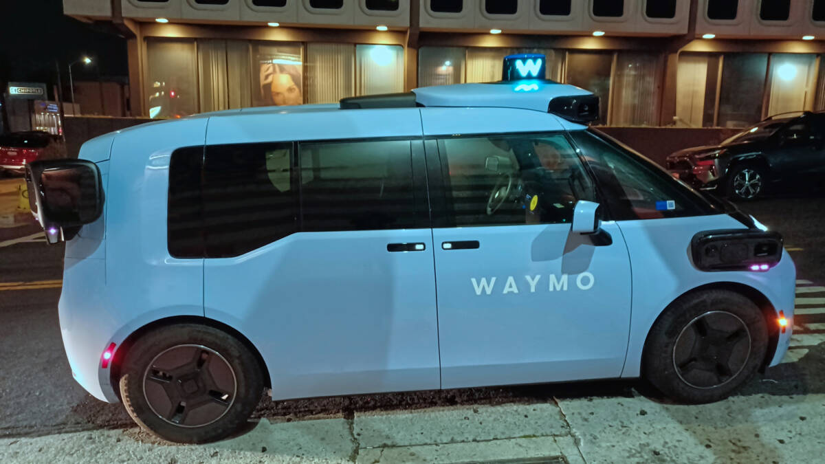 Автоматическая машина Waymo на улице в ночное время