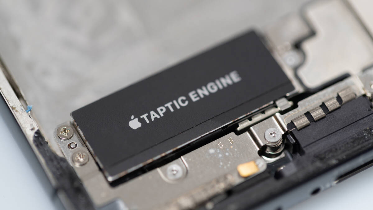 Apple обязали выплатить $5,7 млрд за нарушение патентов на вибрацию 1 Тачпад MacBook Apple с внутренними компонентами и чипом Taptic Engine