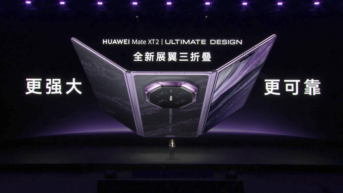 Раскладной смартфон Huawei Mate XT2 на презентации