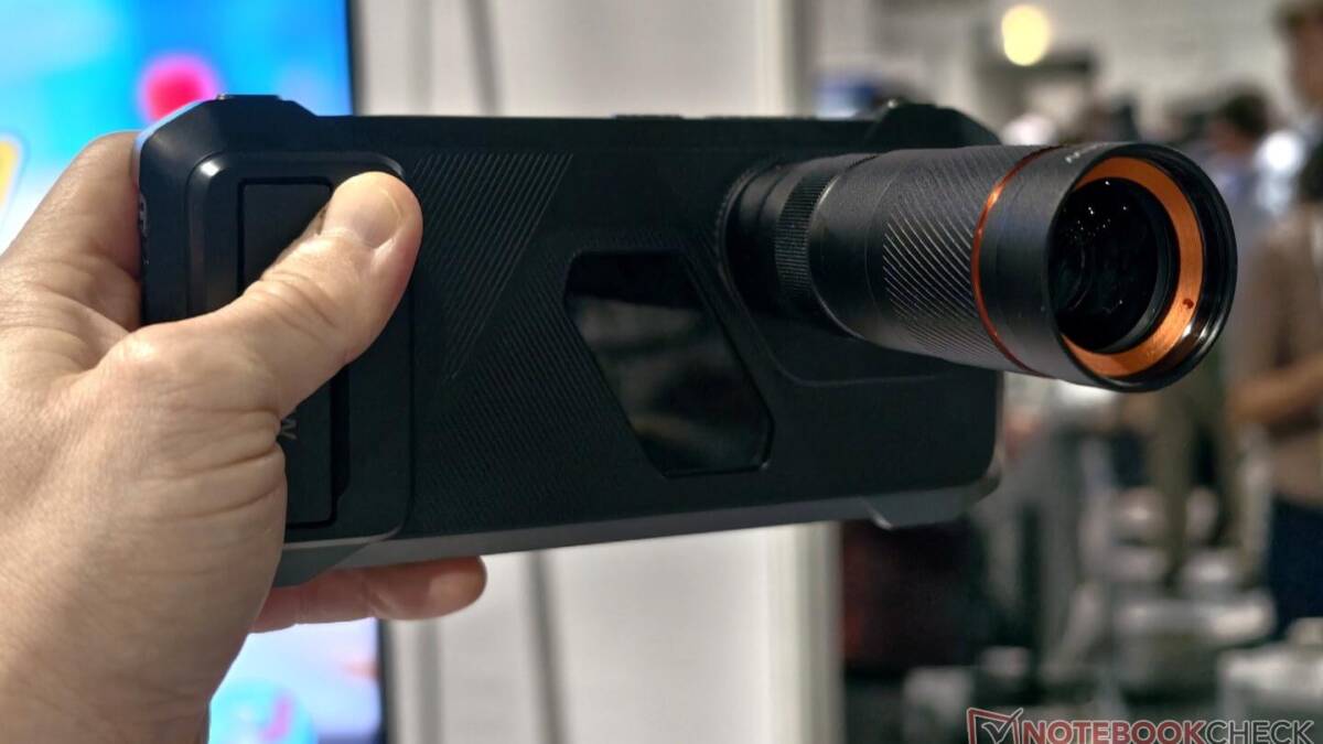 IFA 2026: Blackview Xplore 6 получил 12 000 мАч, 120 Вт и 10-кратный зум 1 Ручная рука держит Blackview Xplore 6 с черным корпусом и крупным объективом камеры