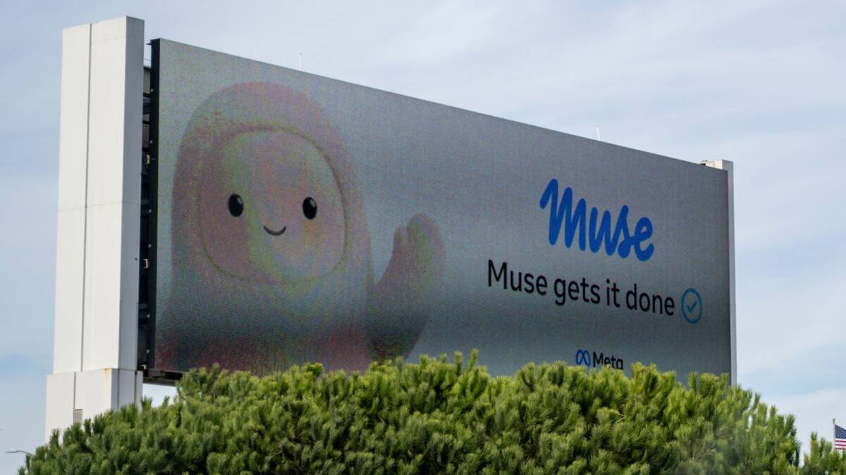 ИИ-агент Meta Muse предложил журналисту тему на основе его личных сообщений 1 Билборд с улыбающимся смайликом и логотипом Meta Muse