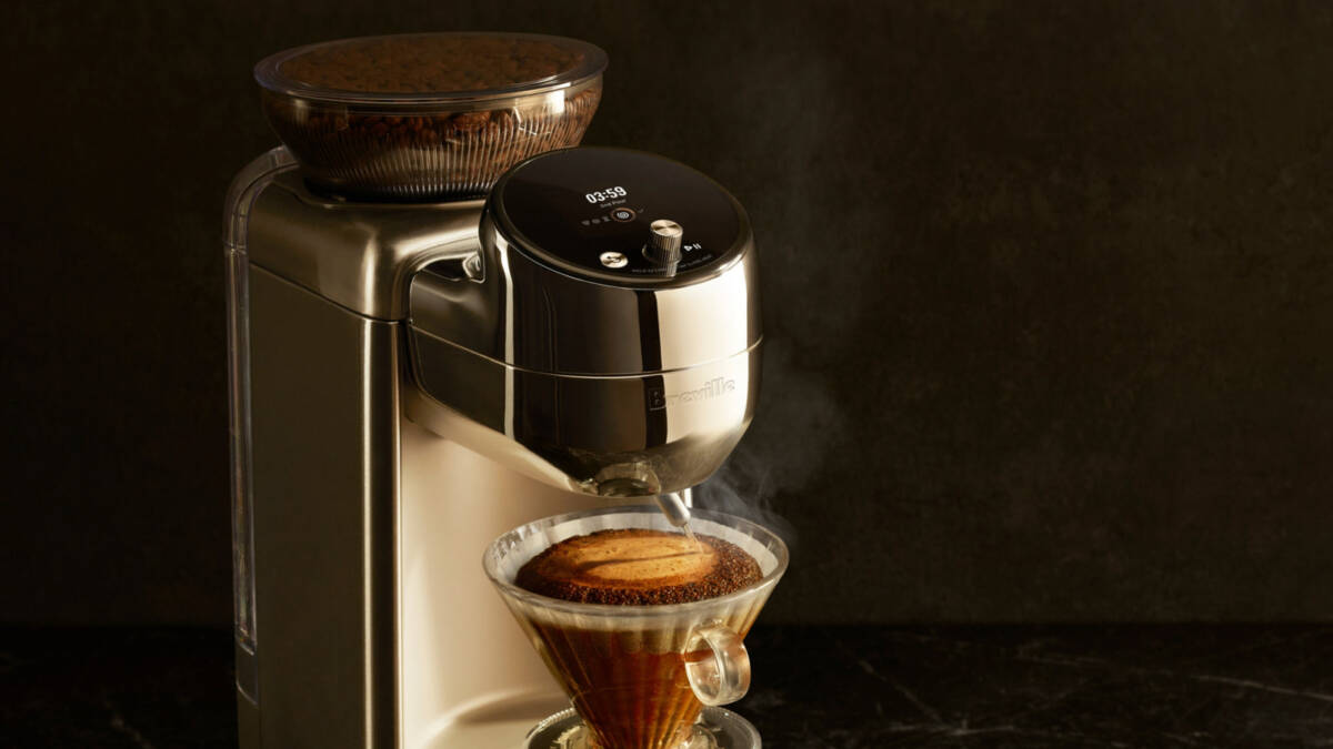 Кофемашина Breville Spiral Luxe готовит кофе с чашкой