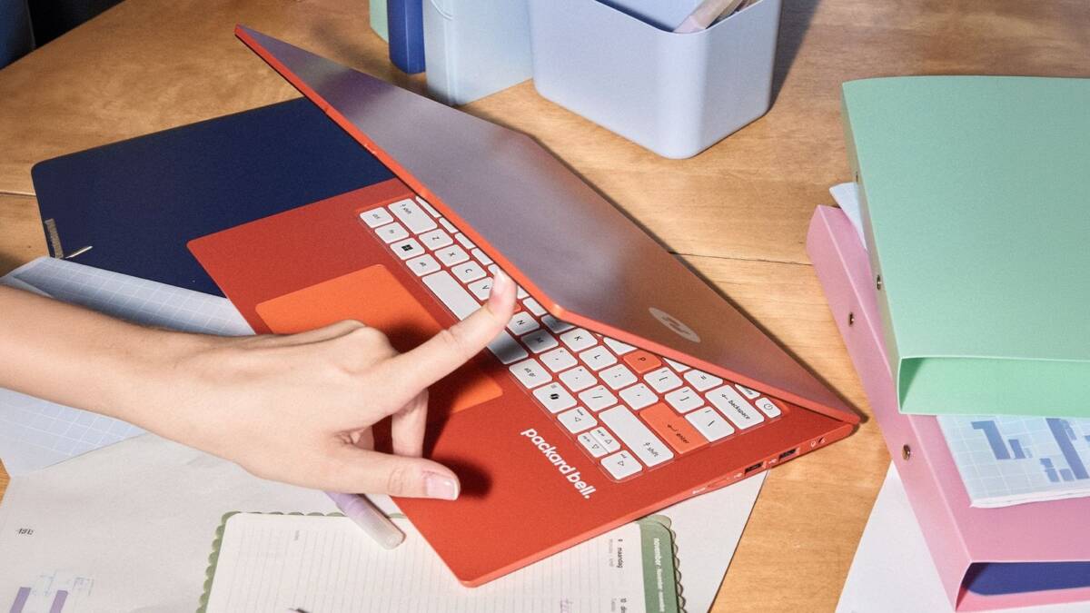 ноутбук Packard Bell за красный цвет клавиатуры