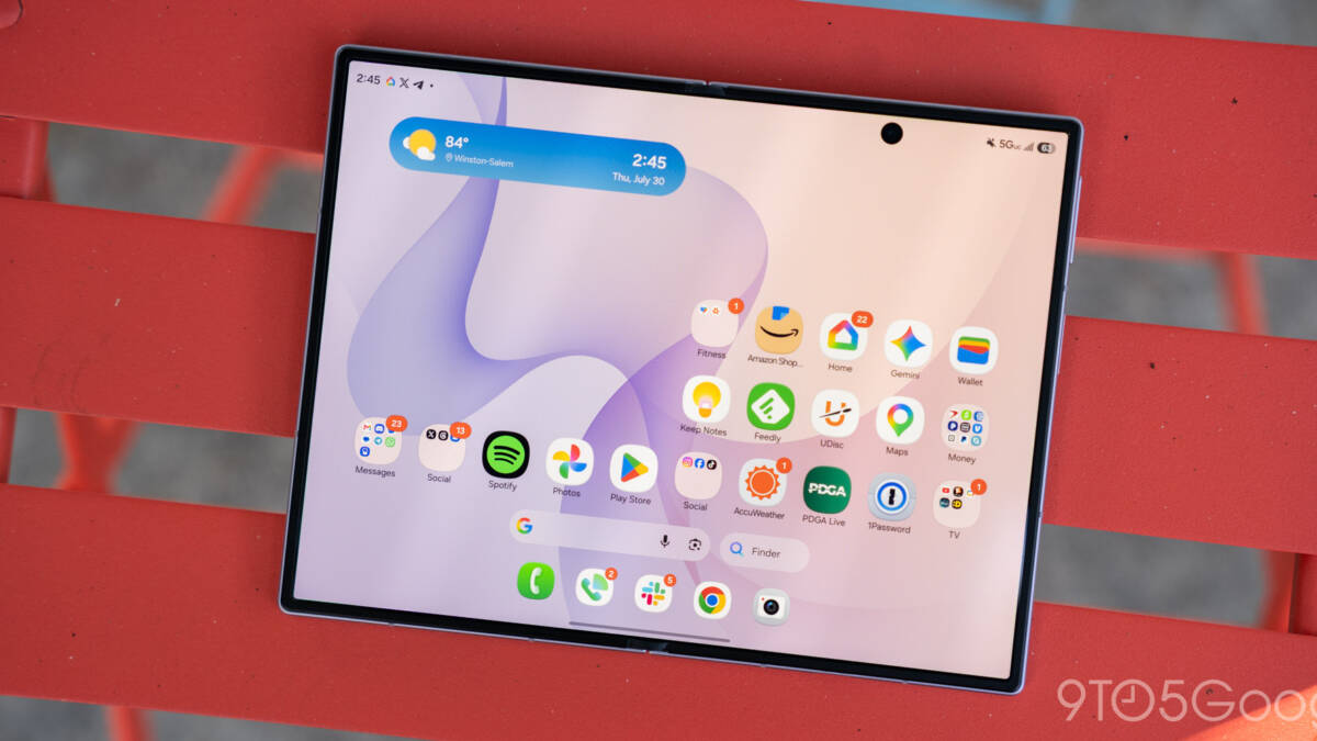 Складной смартфон Galaxy Z Fold 8 на красной скамейке