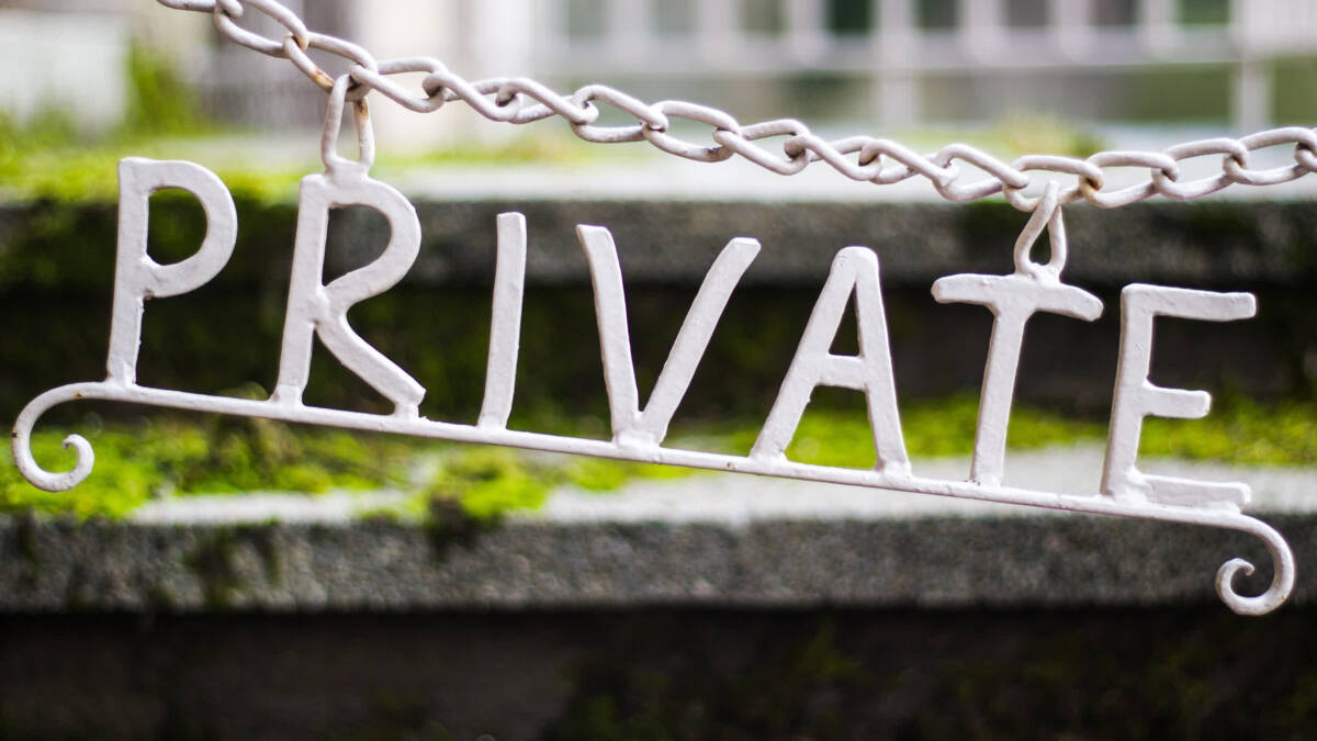 Белая металлическая вывеска PRIVACY с буквой T и цепь