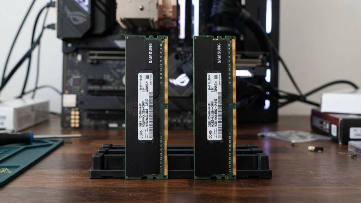 Samsung передаст расширение выпуска модулей DDR5 подрядчикам 1 Две планки памяти Samsung DDR5 в вертикальном положении