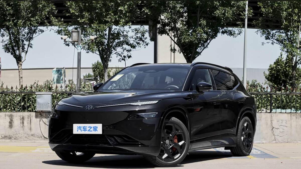 Черный электромобиль Volkswagen ID. Unyx 08 Hunter Edition
