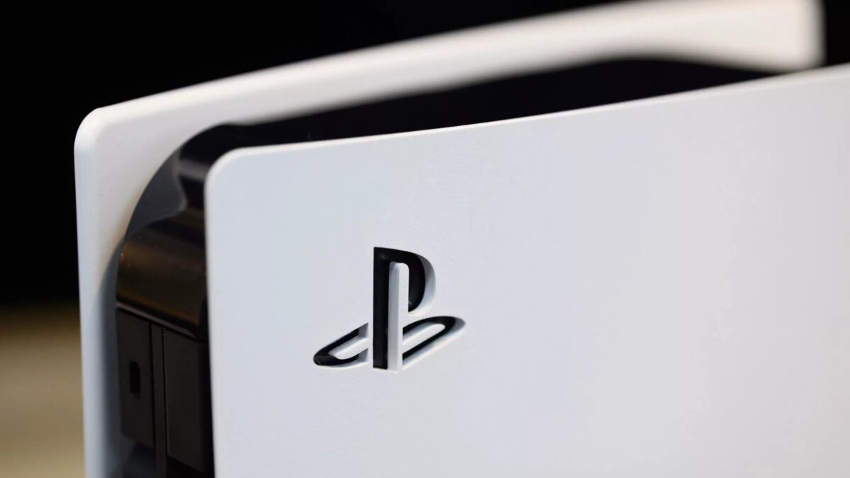 Взлом PS5 через Relapse работает почти на всех версиях прошивки 1 Крупный план корпуса PlayStation 5 с логотипом