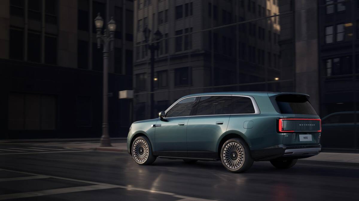 автомобиль Skynomad N90 Max Explorer Edition движется по городу