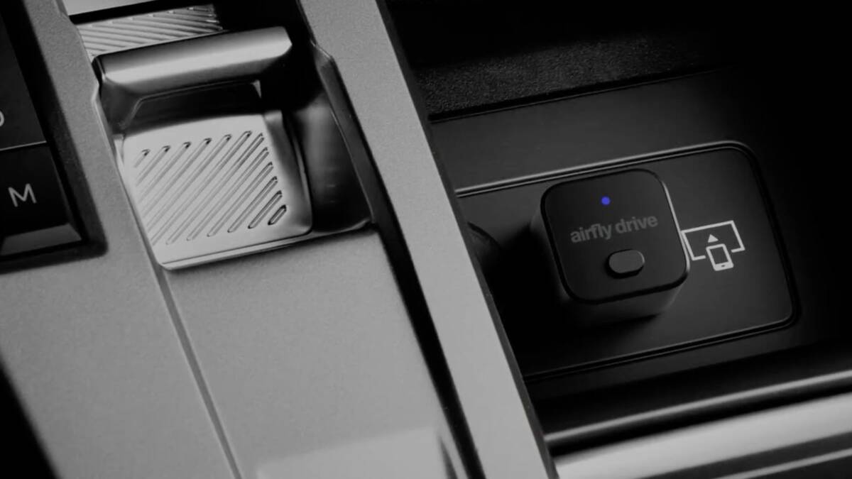 Адаптер AirFly Drive на панели автомобиля