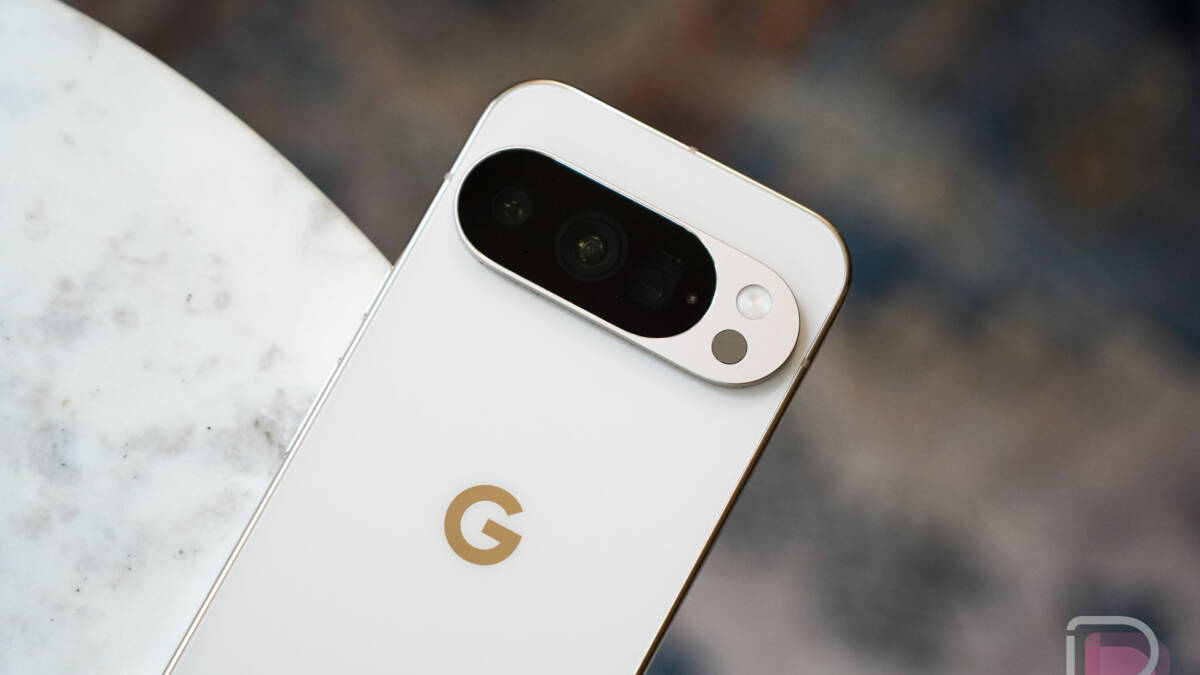 Pixel телефон с камерой и логотипом Google