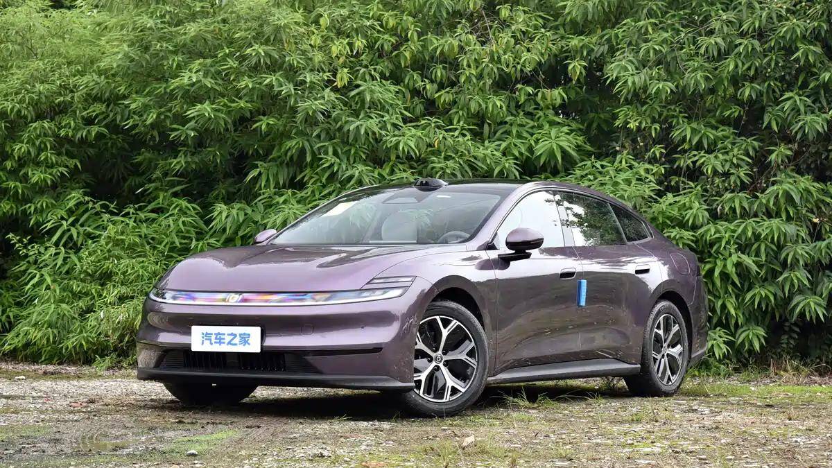 Элегантный седан Changan Qiyuan A06 зеленая природа