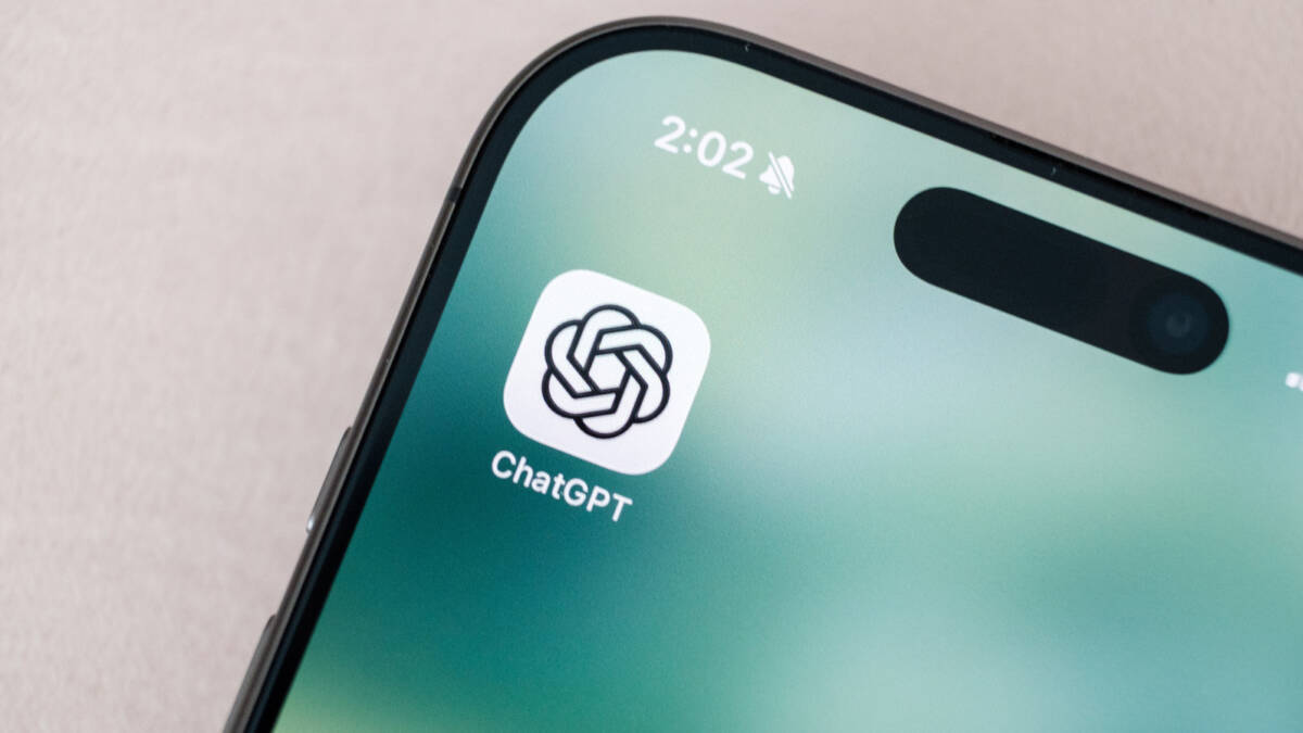 Экран смартфона iPhone с приложением ChatGPT и временем 2:02