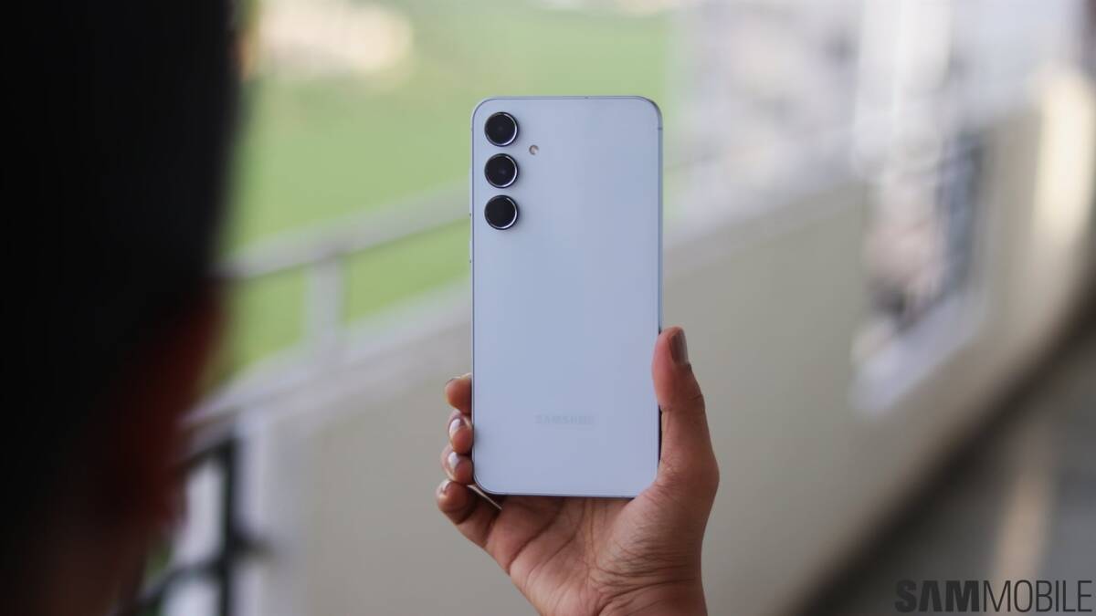 Galaxy A55 получил One UI 9 с автокадрированием видео 1 Человек держит смартфон Samsung Galaxy A55 2023