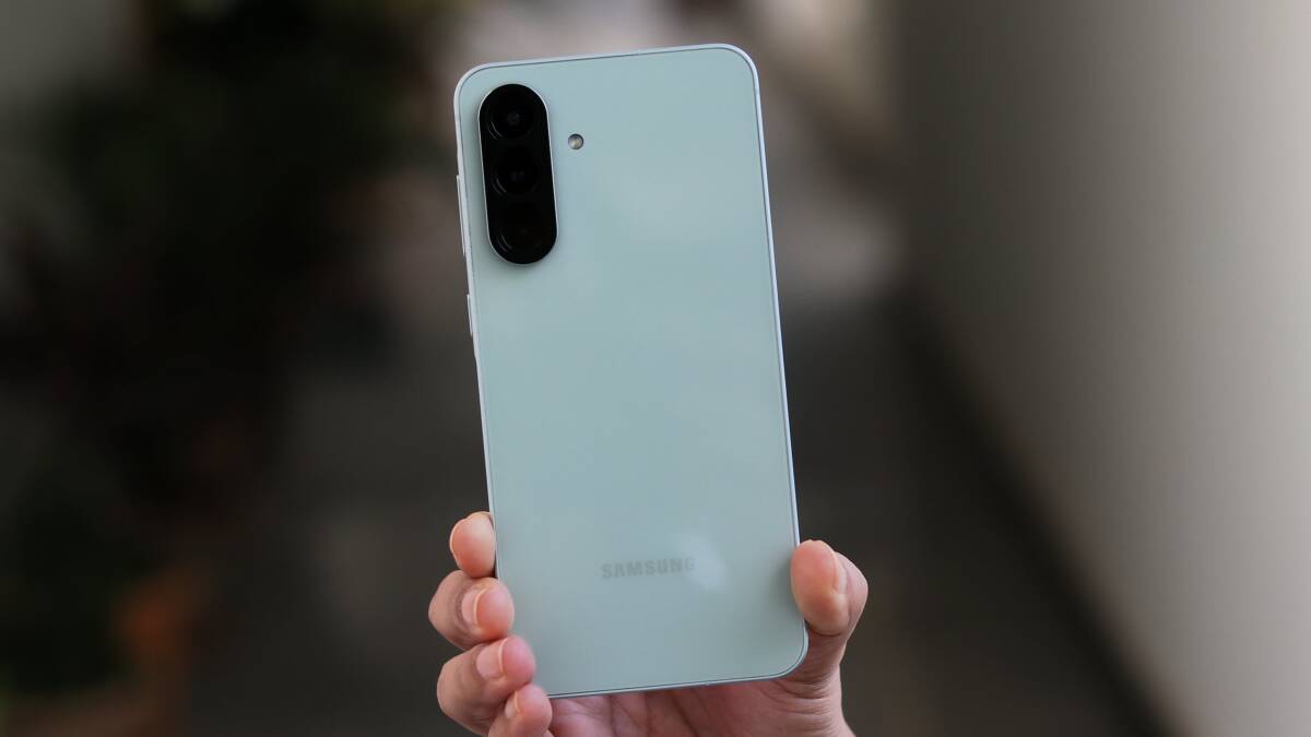 На Galaxy A56 появился обмен файлами с iPhone через AirDrop 1 Смартфон Samsung Galaxy A56 в руке на улице