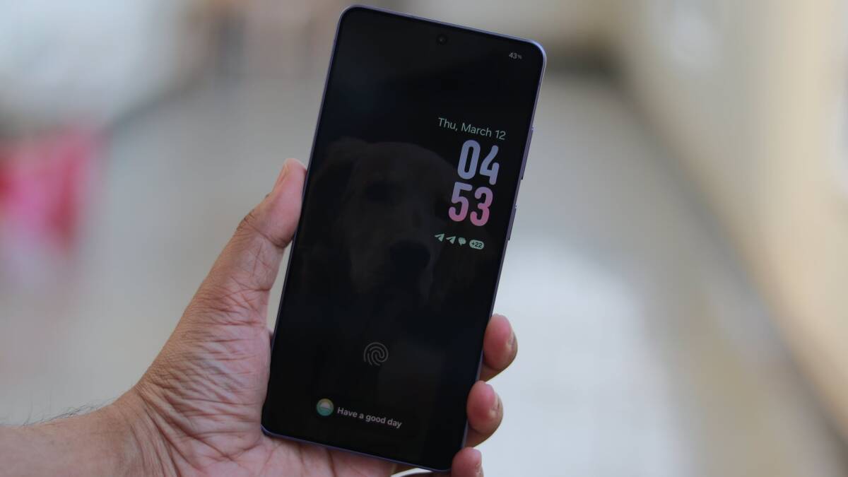Google продаёт Galaxy S26 и S26 Ultra через Play Store 3 Смартфон с экраном, отображением времени и иконками