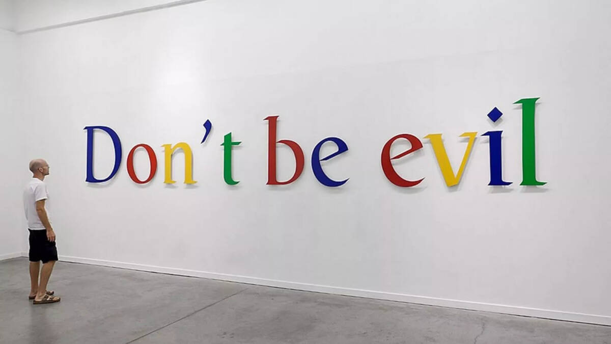 Google расчистила 300 гектаров леса в Финляндии до экологической оценки проекта 1 человек перед большим настенным логотипом Google Финляндия и лесом