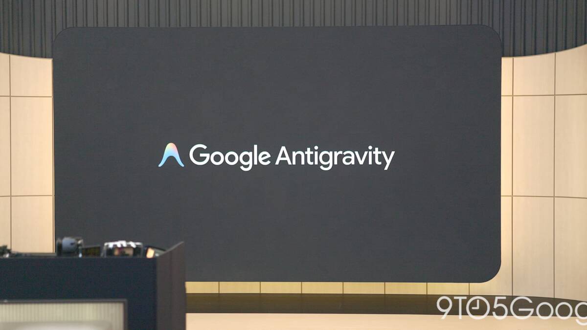 Дисплей на стенде Google Antigravity с логотипом