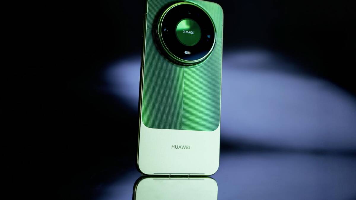 Huawei Mate 90 Pro Max показали после старта продаж с экраном на 12 000 нит 1 Зеленый смартфон с крупной камерой и логотипом
