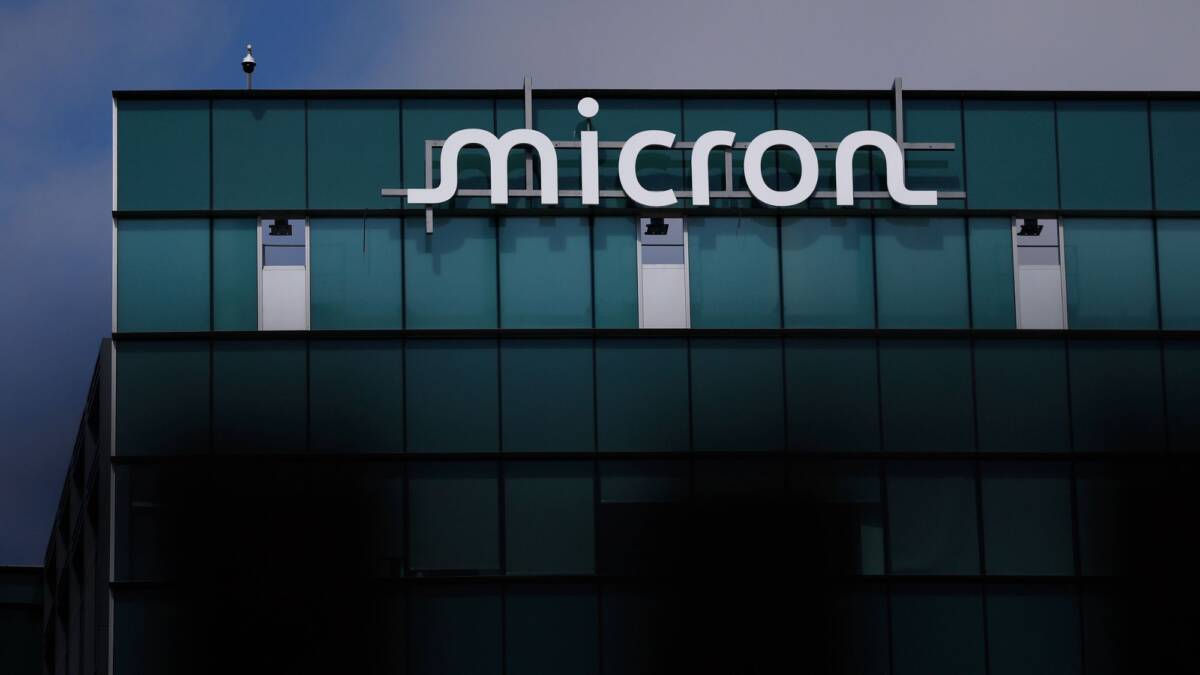 Фасад здания с логотипом Micron в верхней части