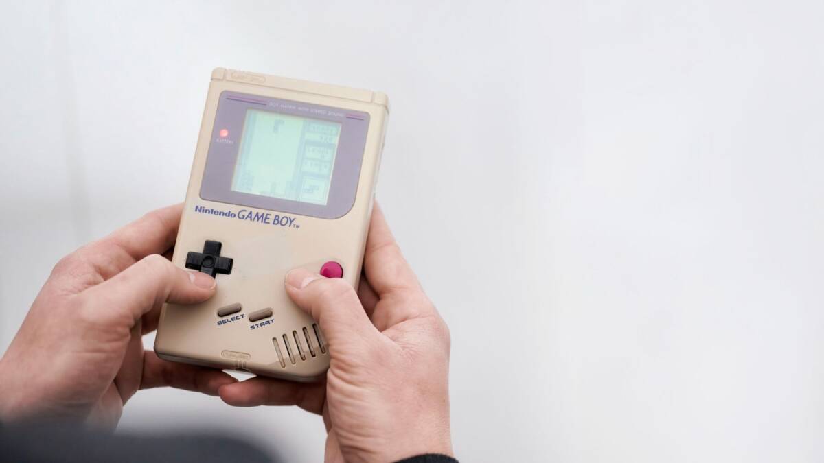 Игровая консоль Nintendo Game Boy с дисплеем и кнопками