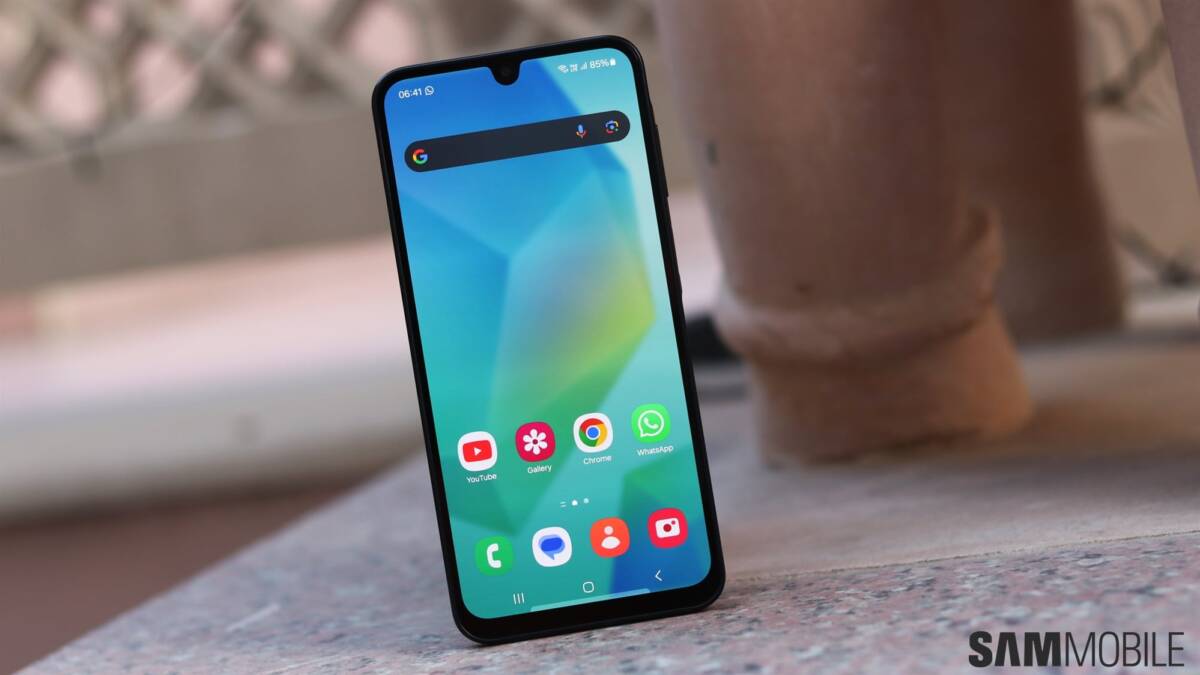 Samsung выпустила стабильную One UI 9 для Galaxy A16 1 смартфон Samsung Galaxy A16 на столе с приложениями на экране