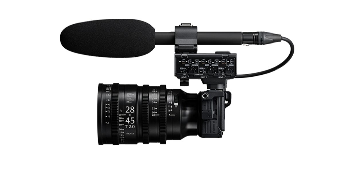 Камера Sigma FP2 с микрофоном и объективом