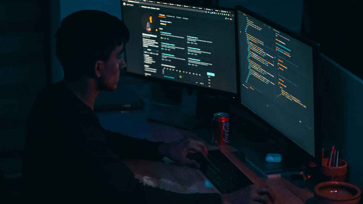 У 8 сертификатов eMudhra обнаружили ключи, которые можно подобрать почти мгновенно 1 Человек работает за двумя мониторами с кодом eMudhra