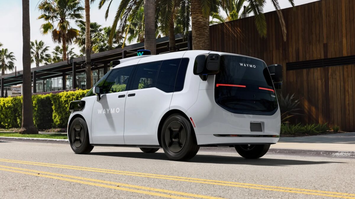 Waymo связала аэропорт Лас-Вегаса с городом в радиусе 62 км² 1 Электромобиль Waymo на дороге с деревьями и зданием