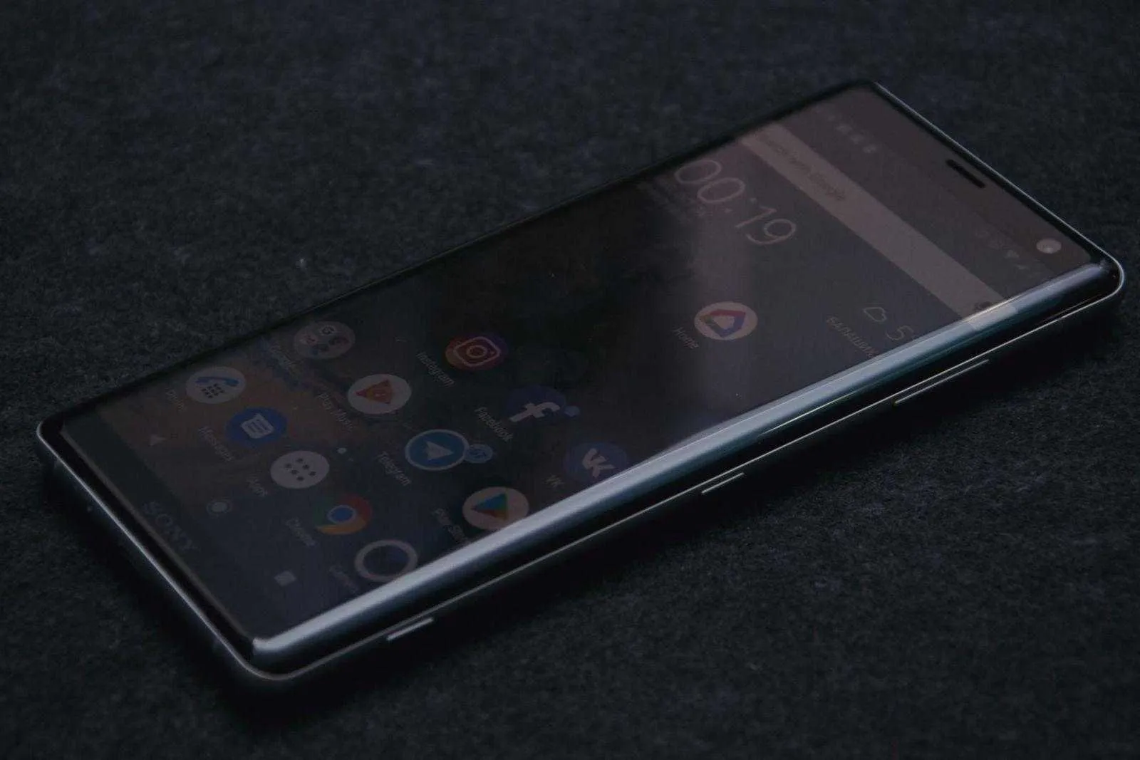 Sony Xperia XZ3 в руке лежит хорошо, и смотрится стильно. Sony Xperia XZ3 в руке лежит хорошо, и смотрится стильно.